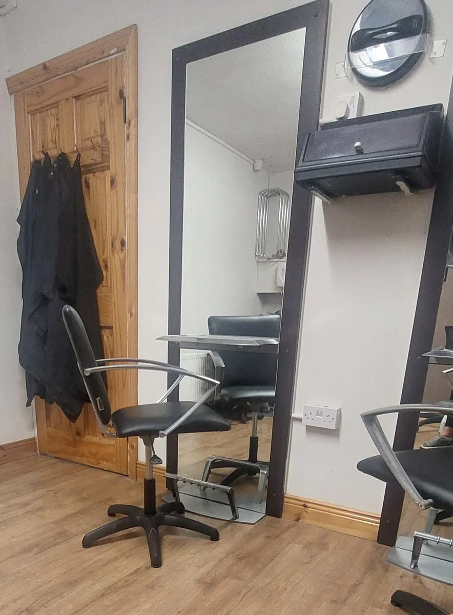 Hair salon contents - Image 1