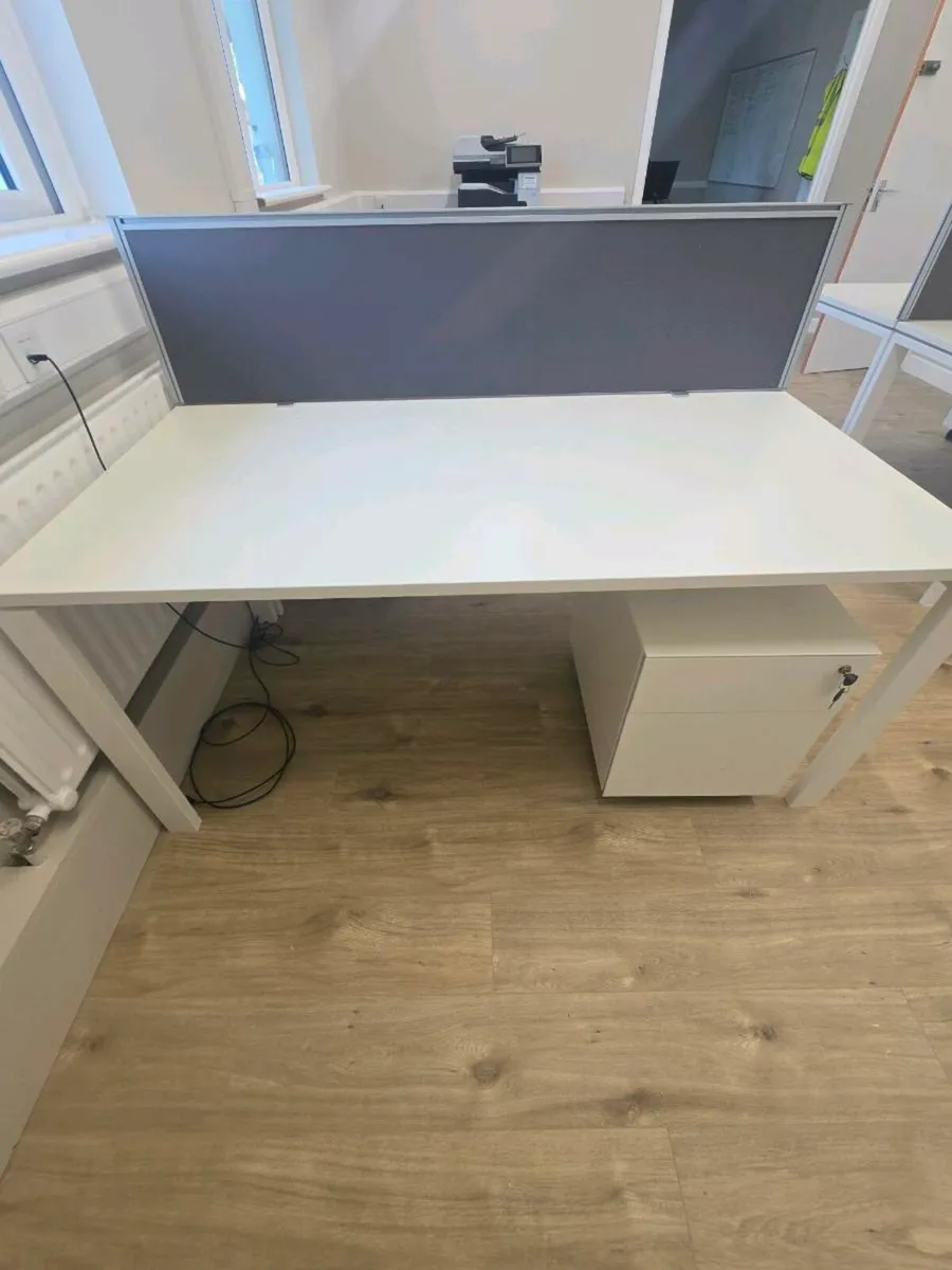 14 no bench Office desk like new - Image 1