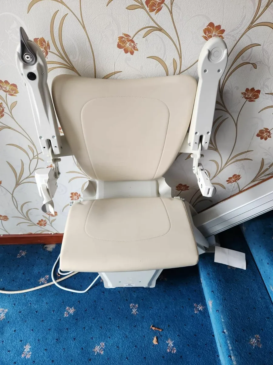 Stairlift - like new - Image 1