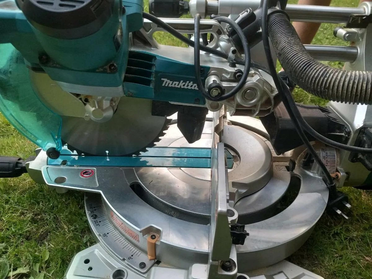 Makita compound mitre saw - Image 3