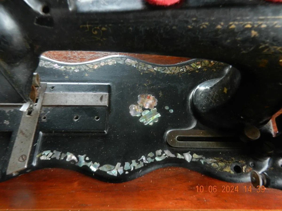 sewing machine - Image 1