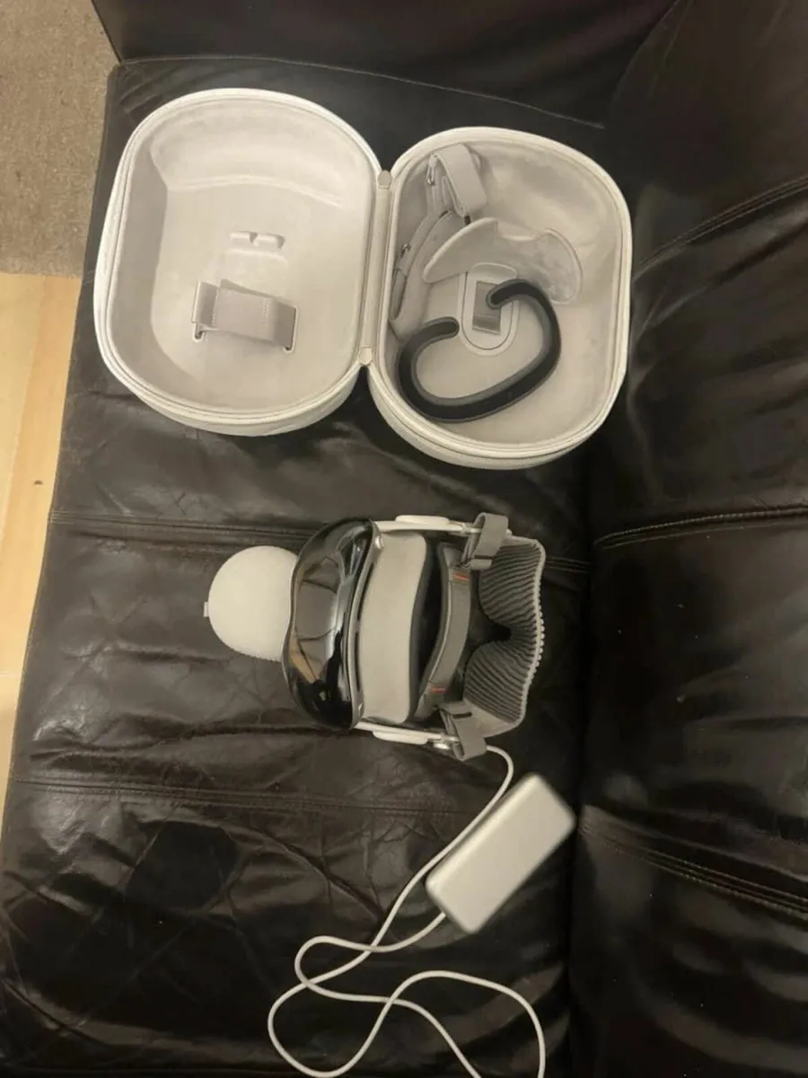 Apple Vision Pro 1TB - Image 3