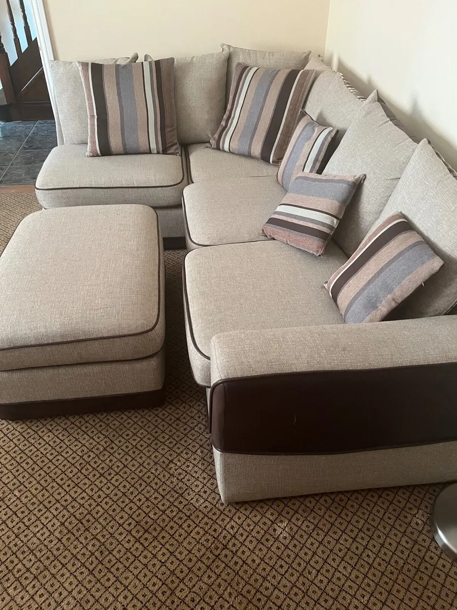 Corner couch - Image 1