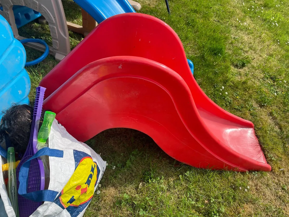 Kids red slide €20 - Image 3