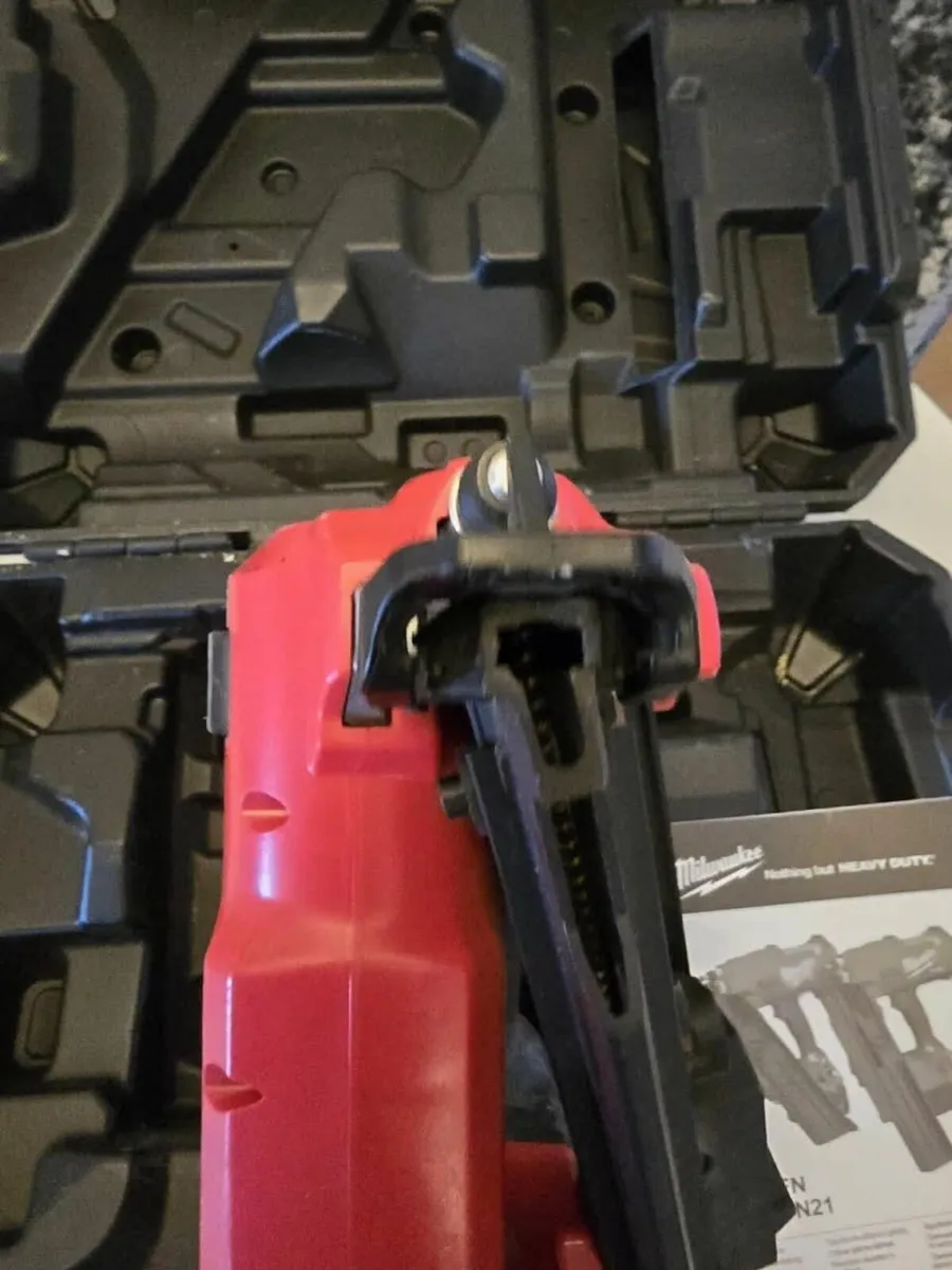 Milwaukee M18FFN Fuel Brushless 18V Nail Gun - Image 2