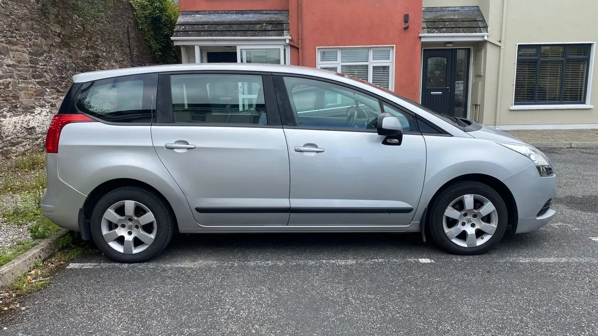 Peugeot 5008 2010 - Image 2