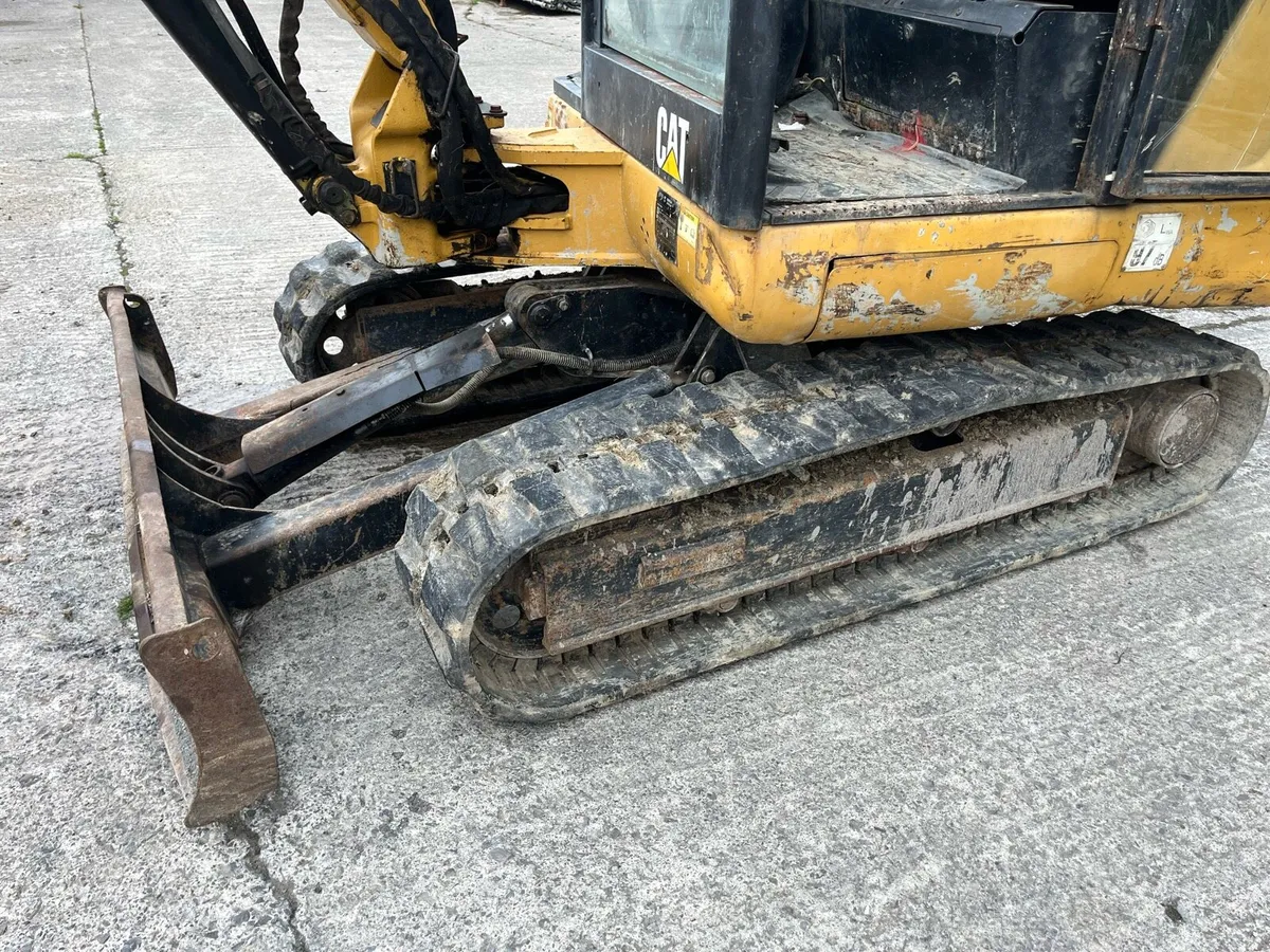 Mini digger CAT 302.5 - Image 3