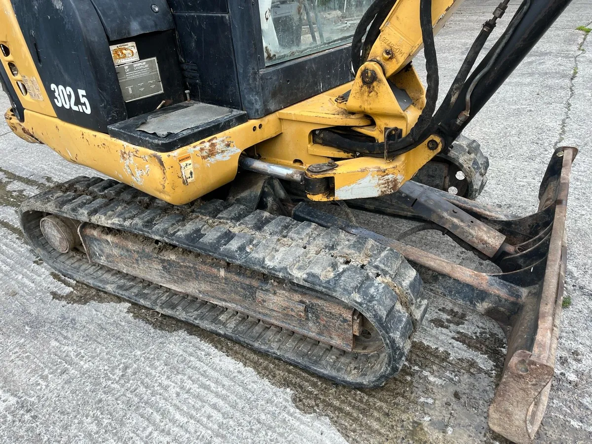 Mini digger CAT 302.5 - Image 4