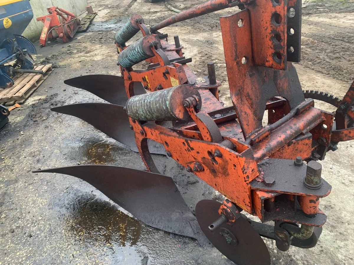 9 foot silage rake 2 furrow spring release plough - Image 4