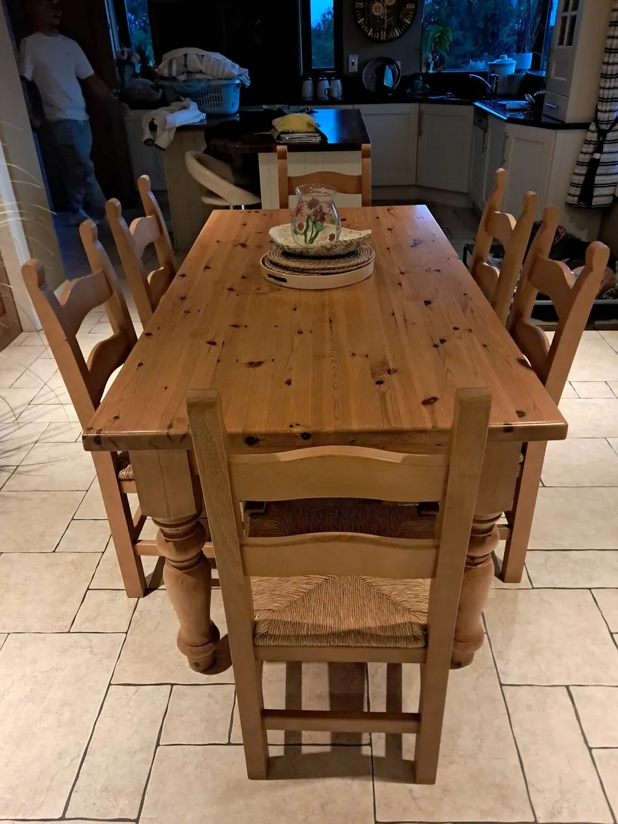 Table and chairs - Image 2