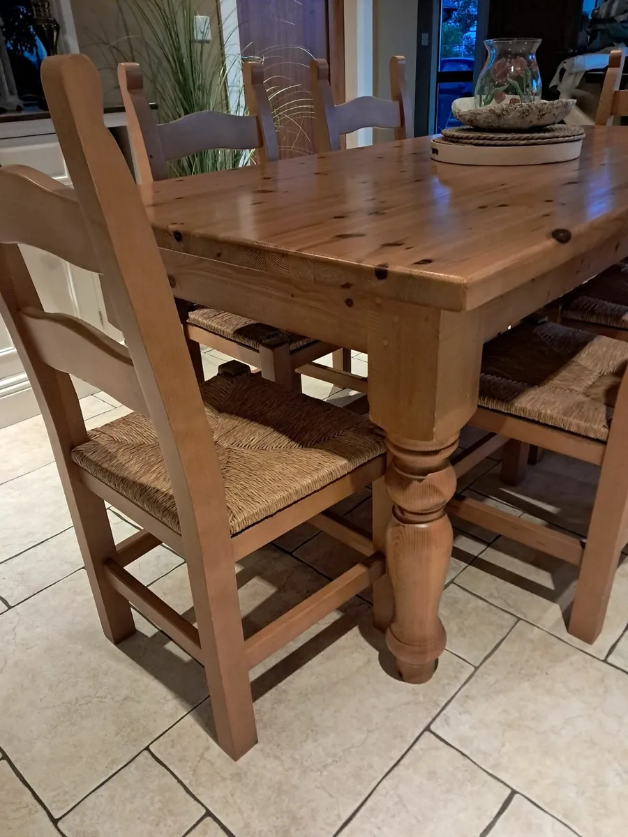Table and chairs - Image 3