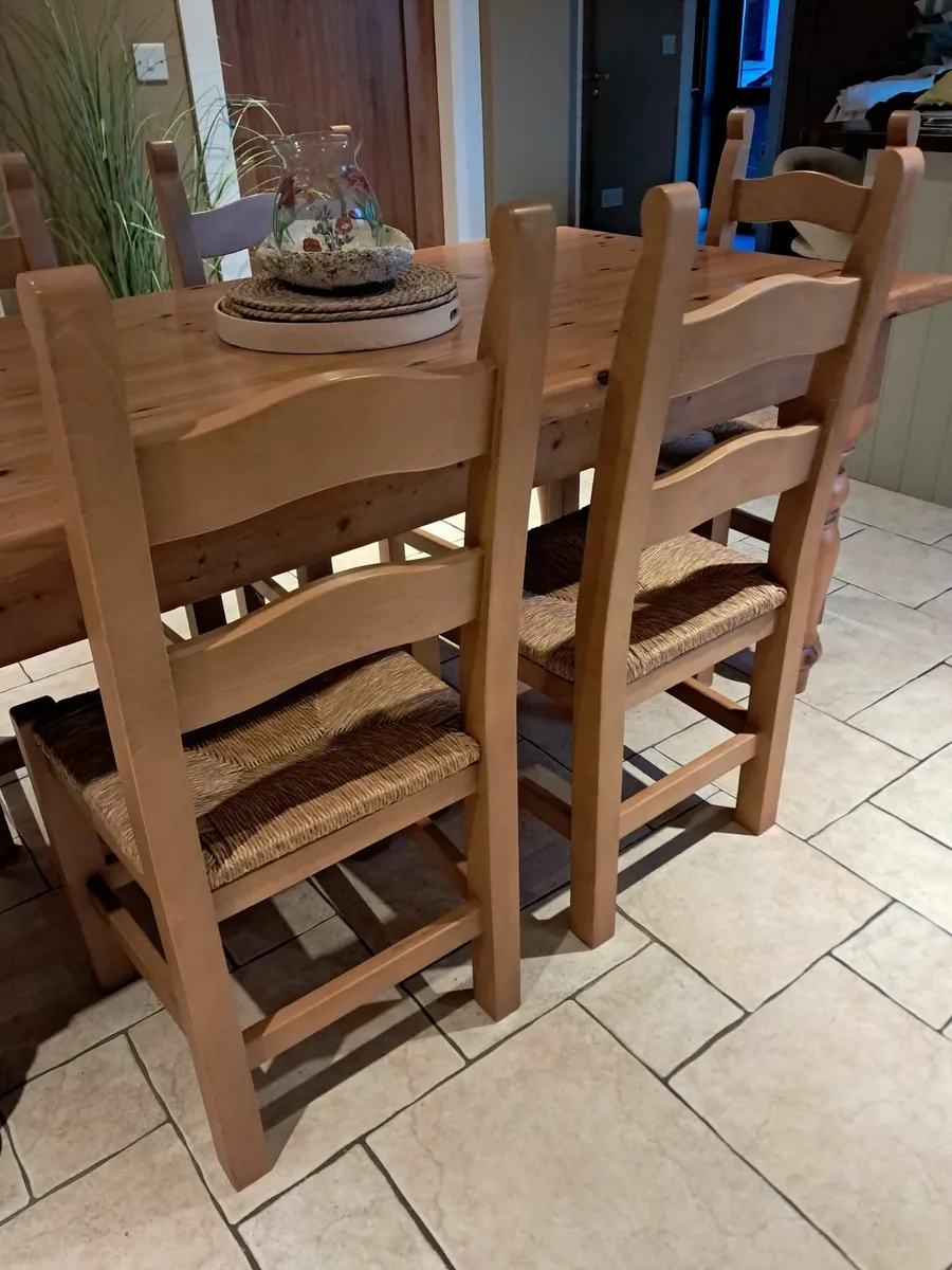 Table and chairs - Image 4