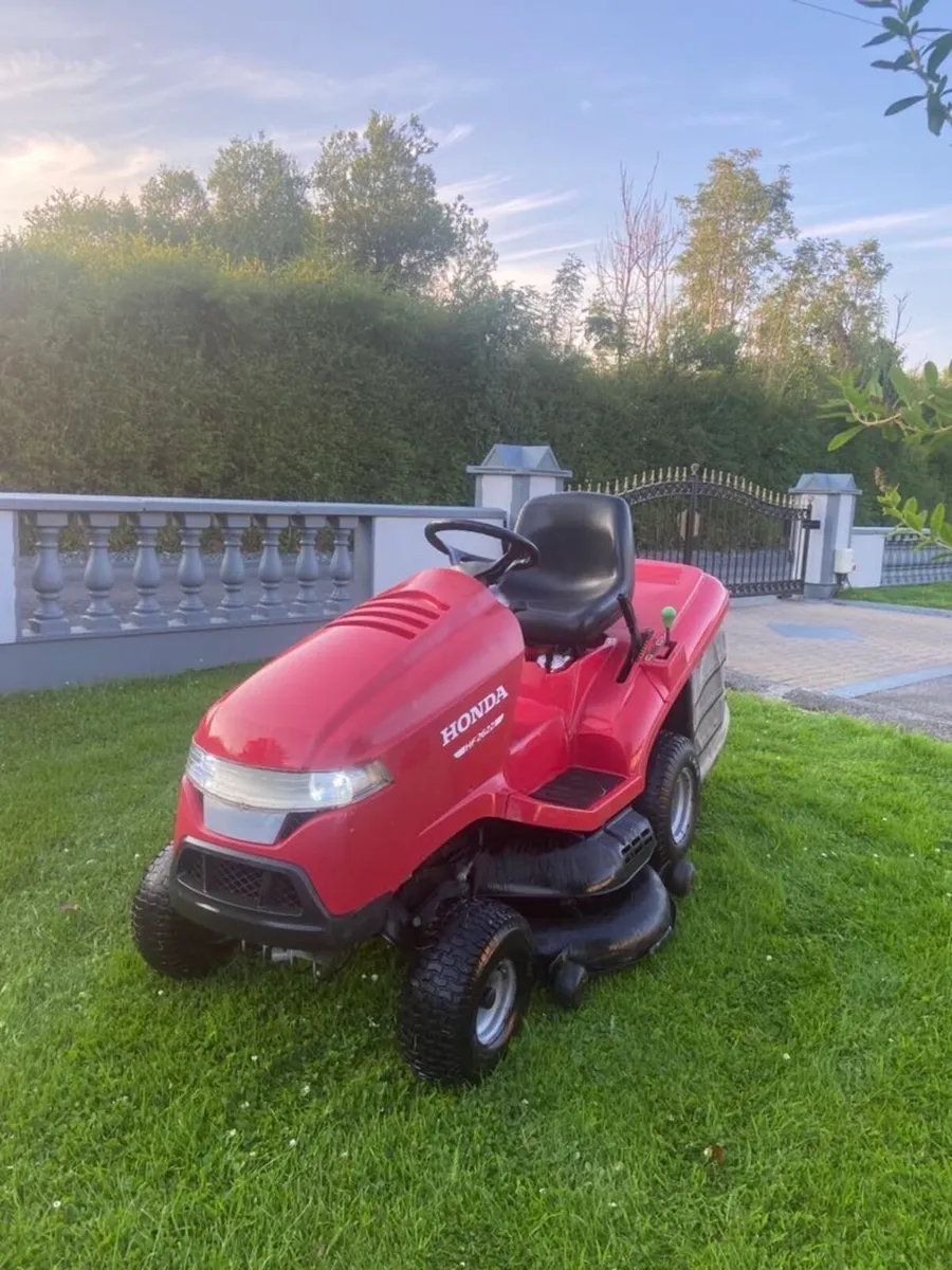 Ride on lawnmower - Image 1
