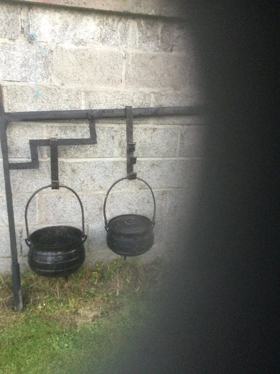 Crane and pots - Image 1