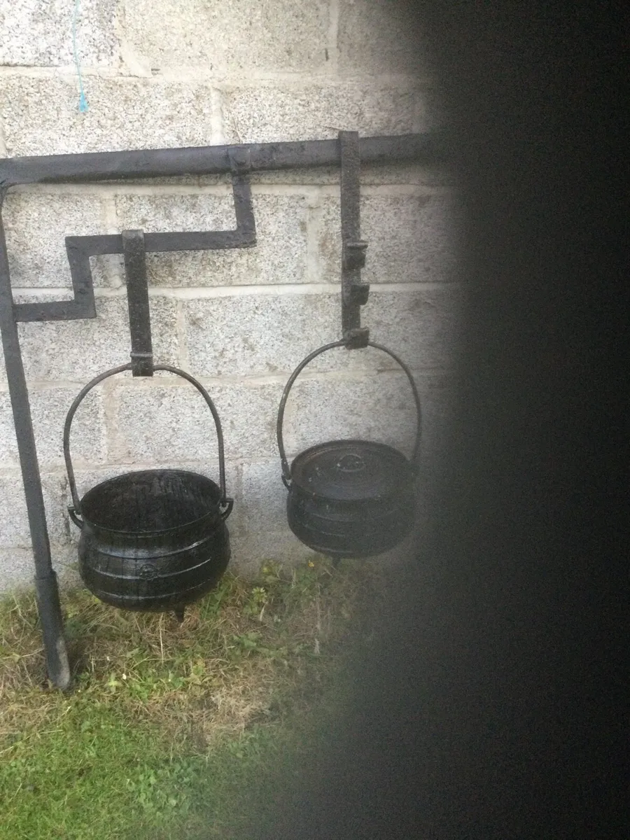 Crane and pots - Image 2