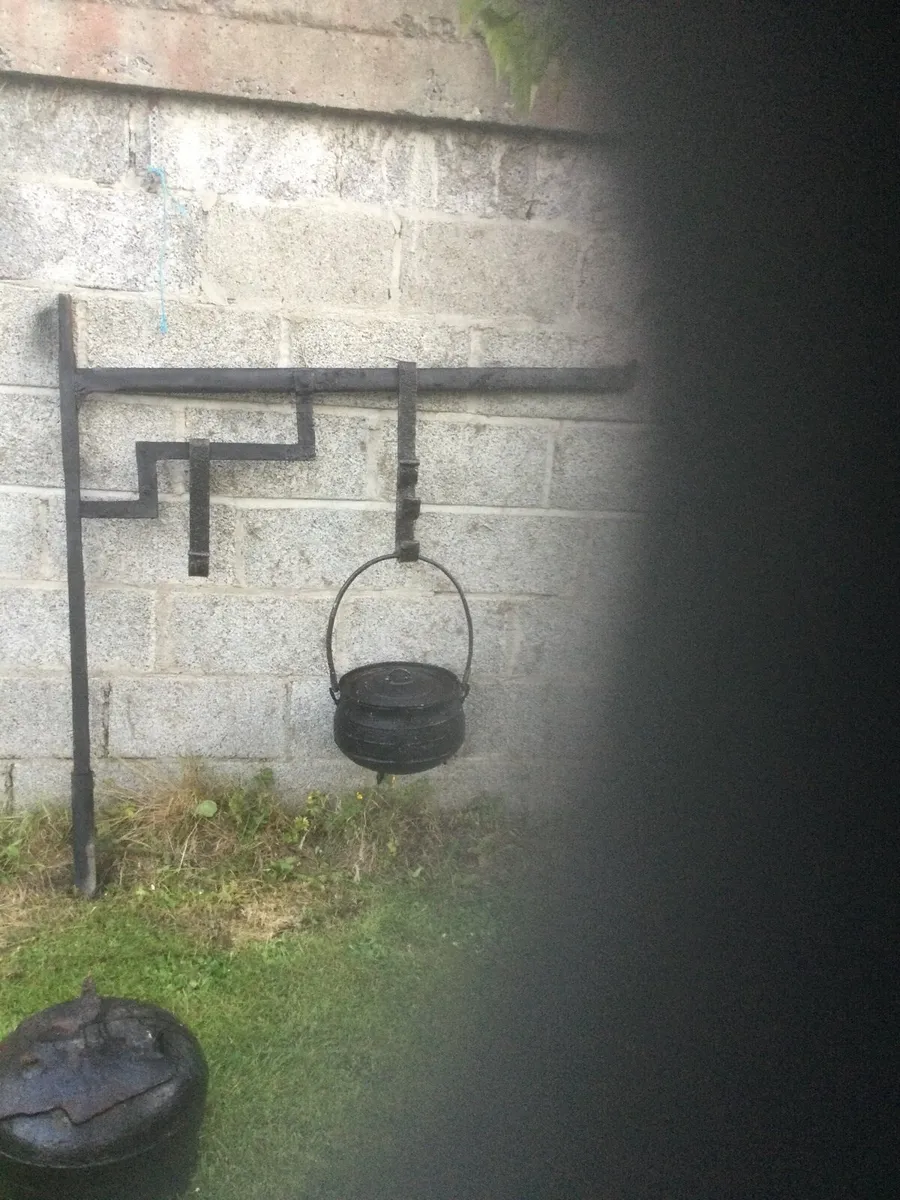 Crane and pots - Image 4