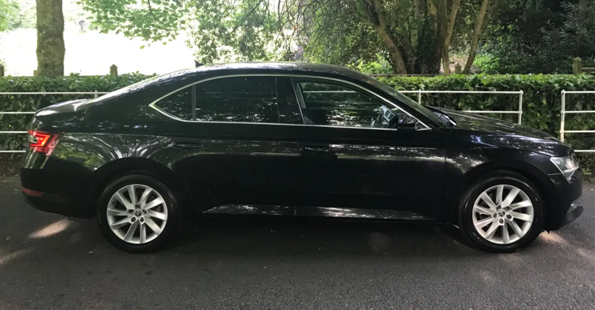 Skoda Superb 2.0 TDI 150bhp Style Leather Interior - Image 3