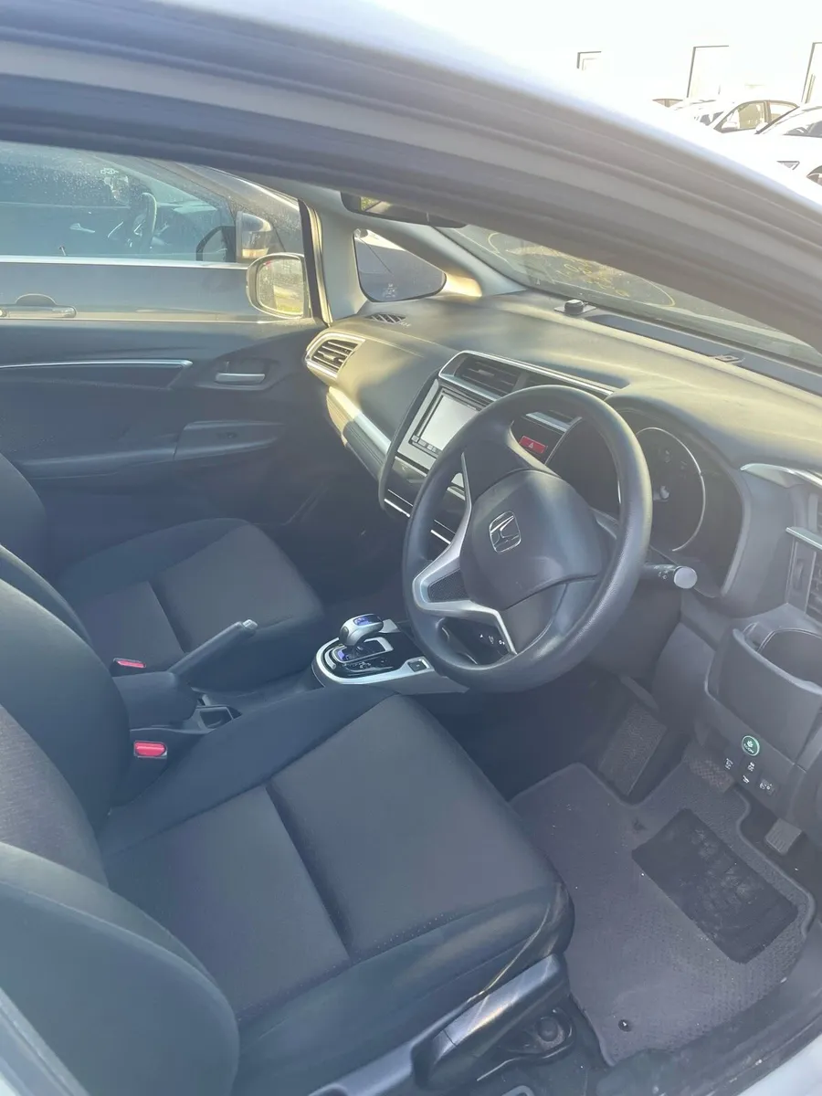 Honda Fit 2015 hybrid - Low mileage - Image 4
