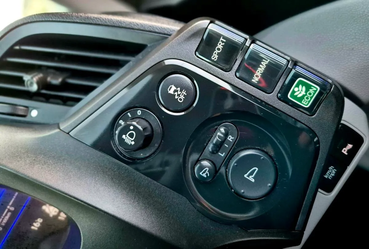 10" HONDA CR-Z V-TEC Hybrid 6 speed MAN TAX N TEST - Image 4