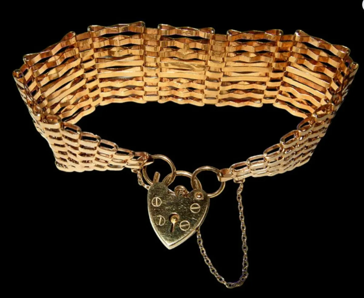 Vintage Hallmarked 9ct Gate/Padlock Bracelet - Image 1