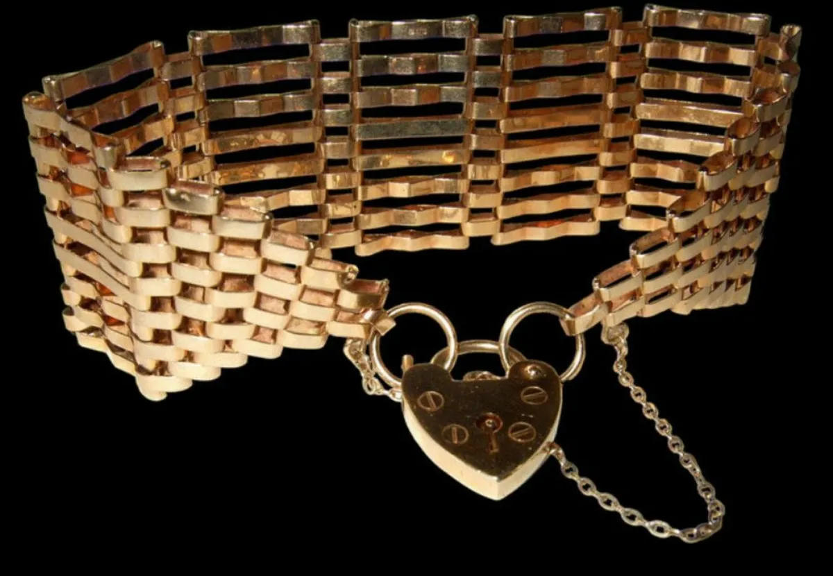 Vintage Hallmarked 9ct Gate/Padlock Bracelet - Image 4