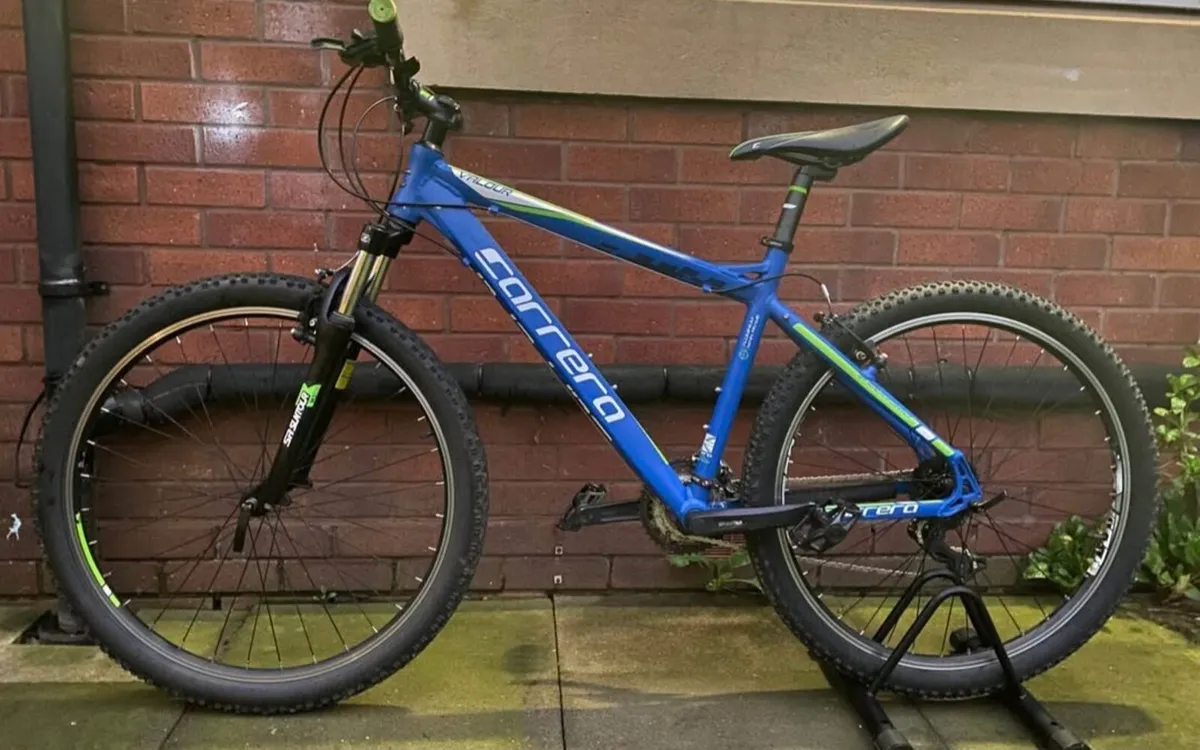 adults carrera valour hybrid bike 20 inch frame - Image 1