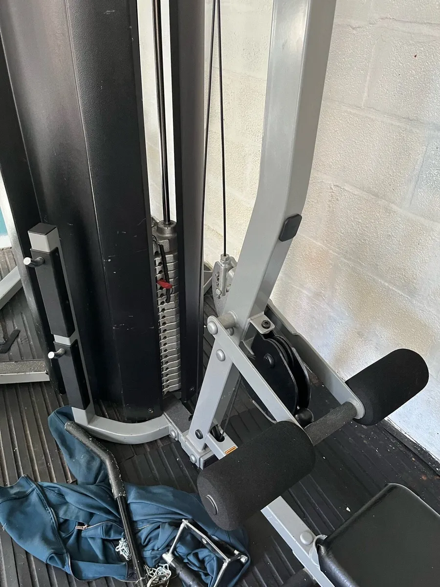 Lat pulldown. Leg extension. Life fitness commer - Image 3
