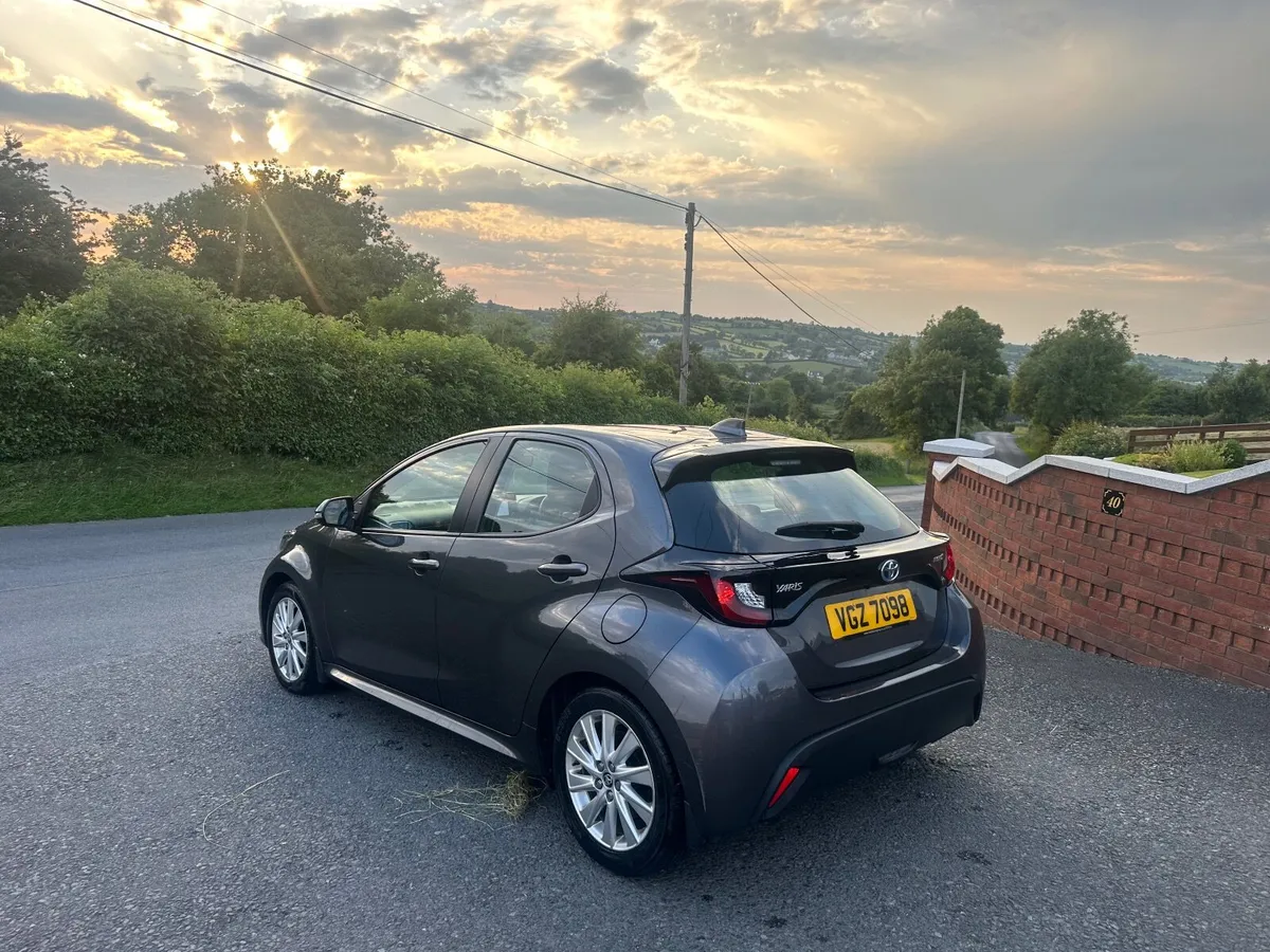 2021 Toyota Yaris Hybrid Damage Repairable - Image 3
