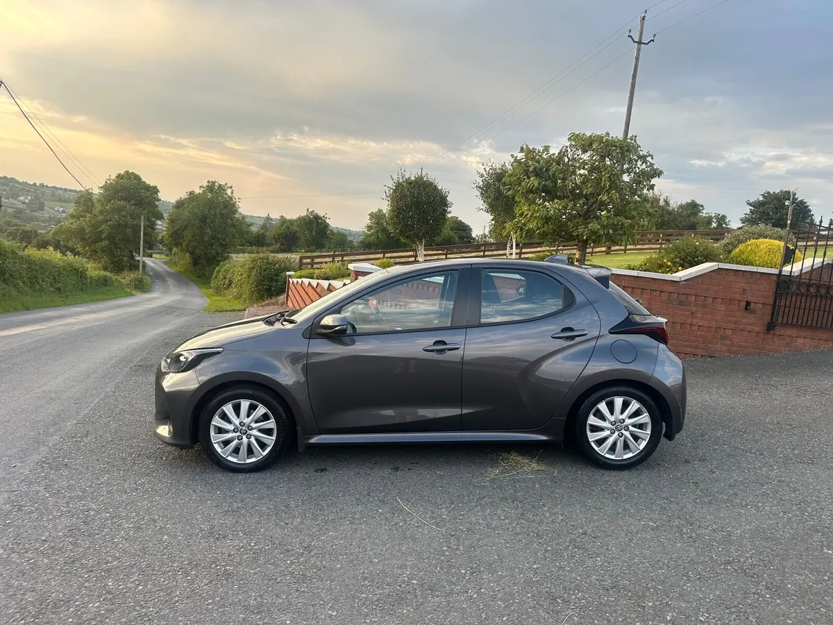 2021 Toyota Yaris Hybrid Damage Repairable - Image 4