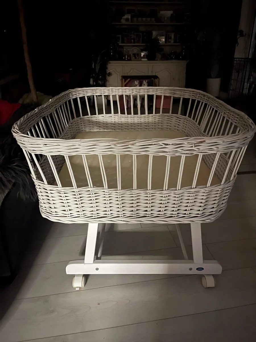 White wicker twin bassinet - Image 4