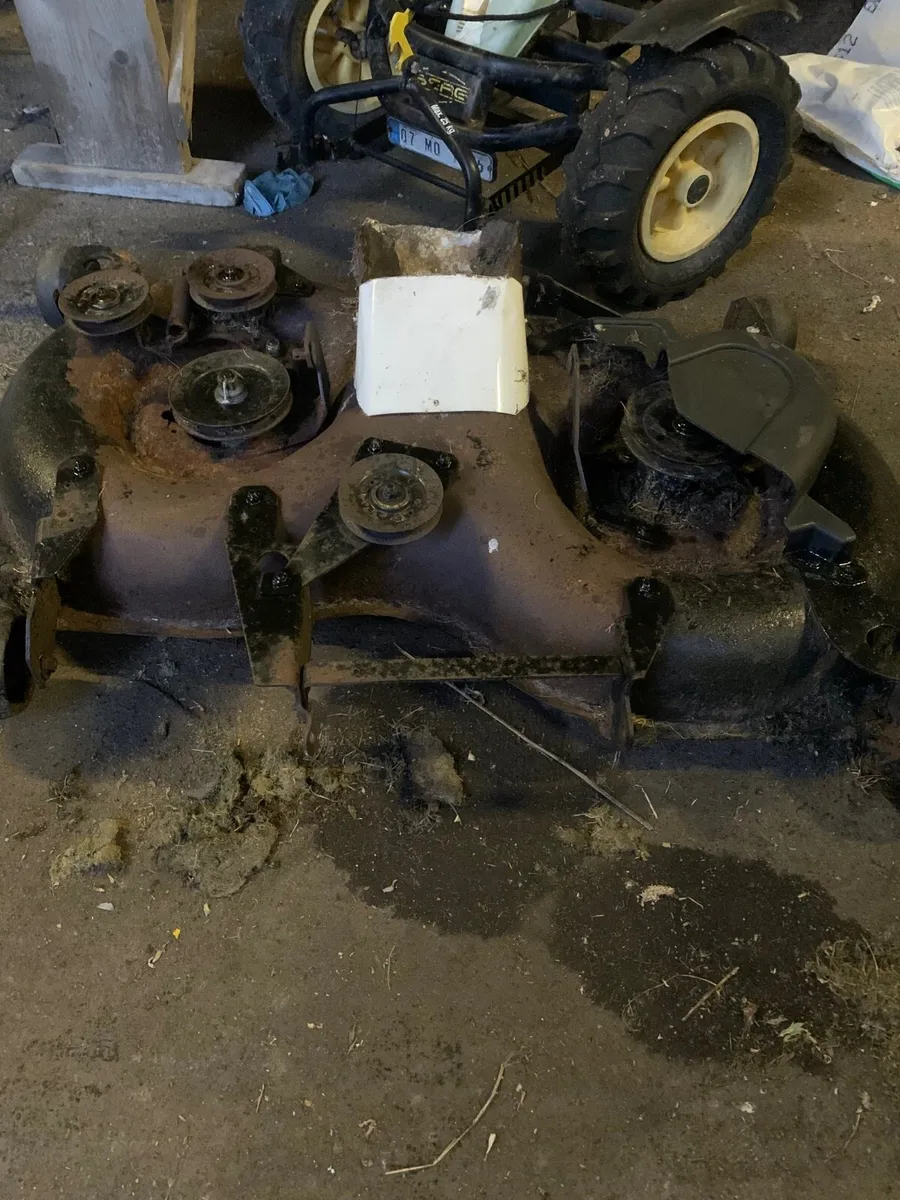 Rear discharge 42” cutter deck craftsman LT2000 - Image 3