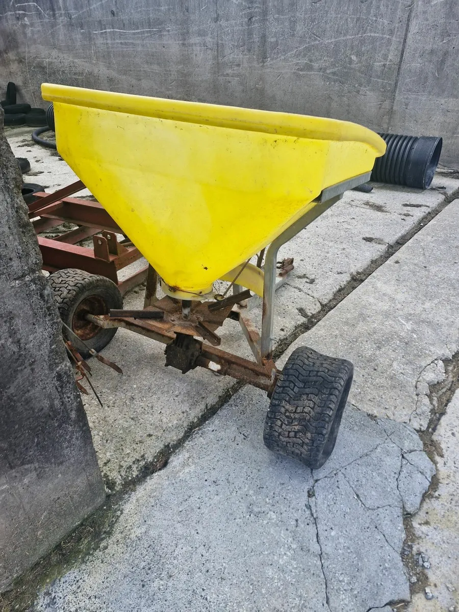 Fertiliser spreader - Image 1