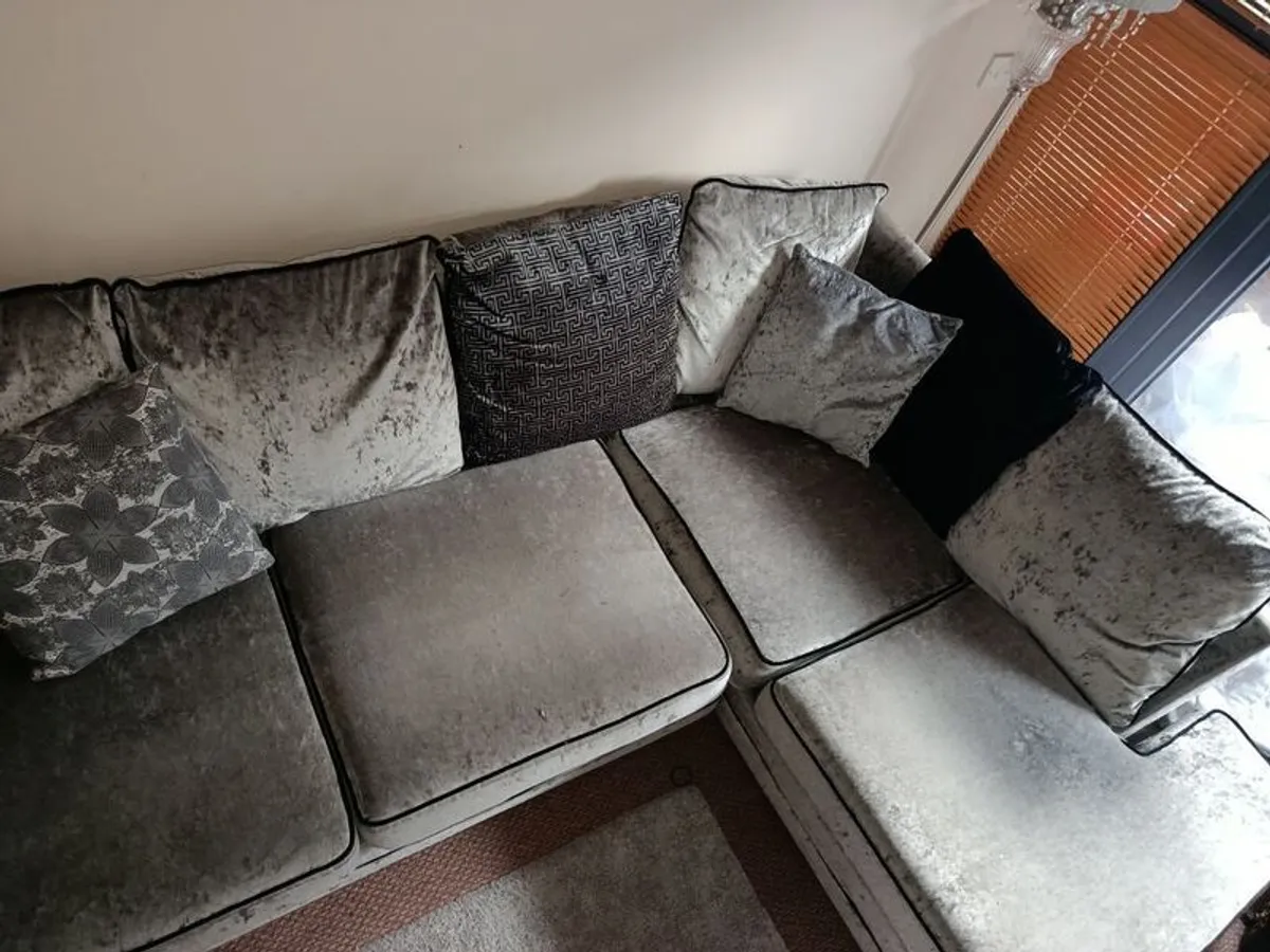 Grey couch - Image 3