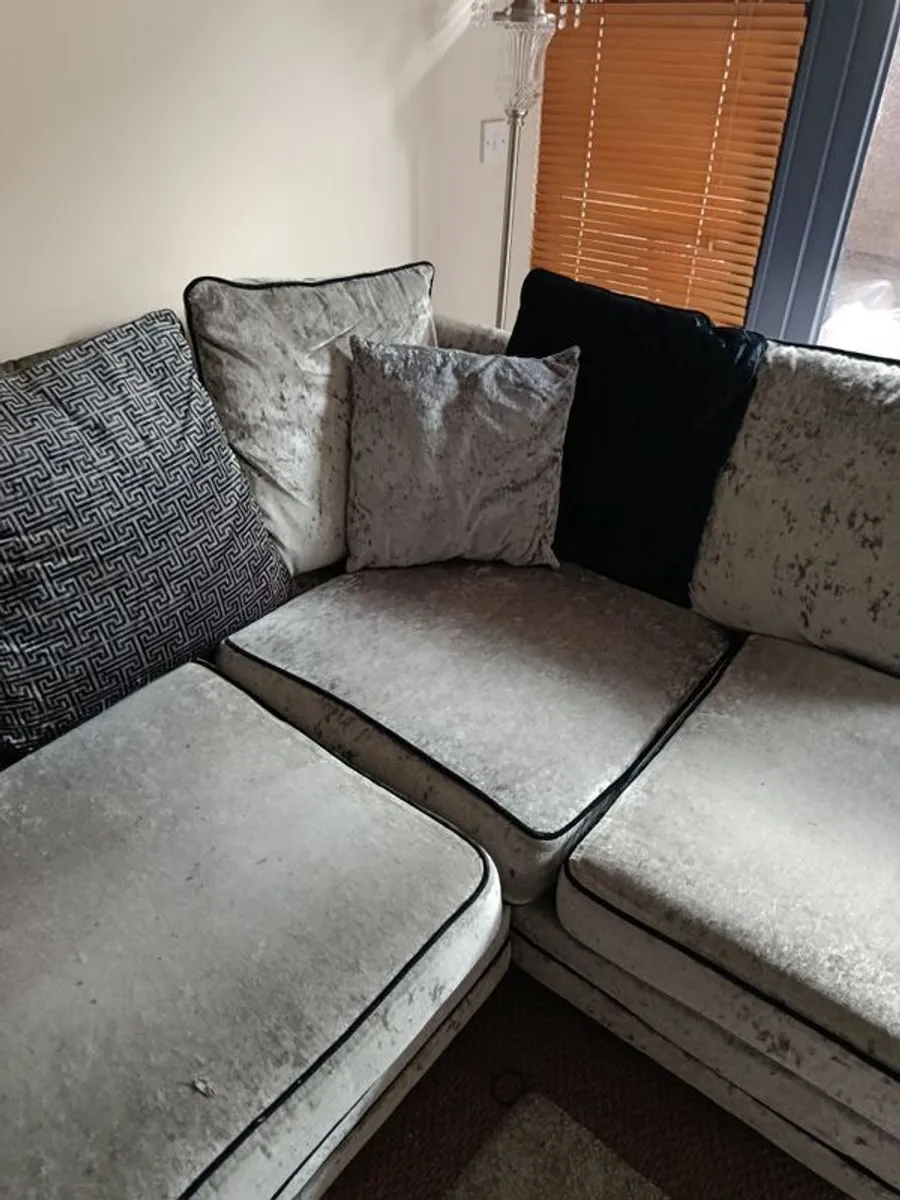 Grey couch - Image 4