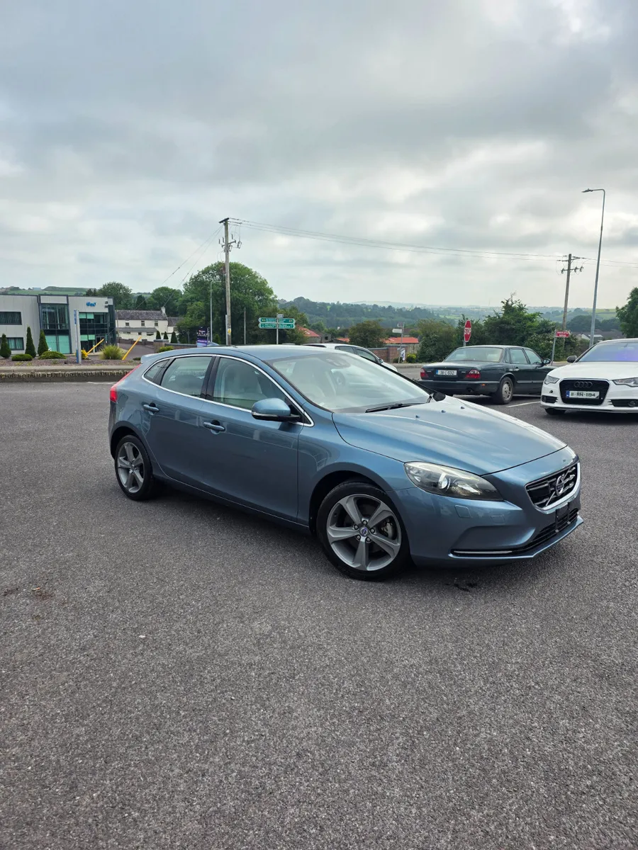 2014/12. Volvo v40 - Image 2