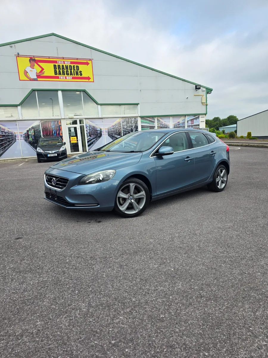 2014/12. Volvo v40 - Image 1