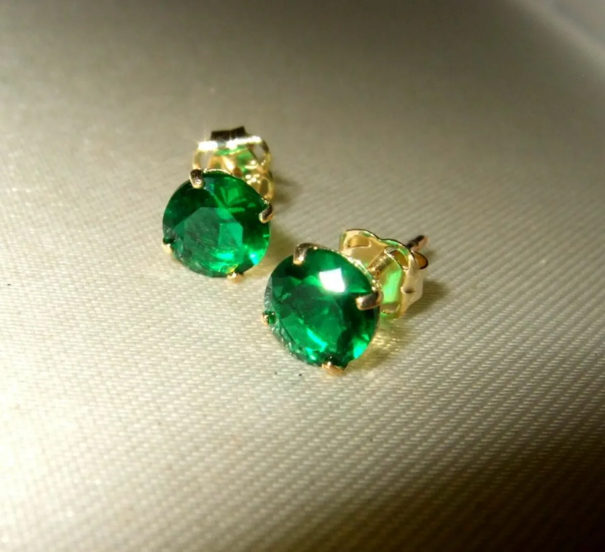 Vintage Hallmarked 9ct Gold Emerald Stud Earrings - Image 3