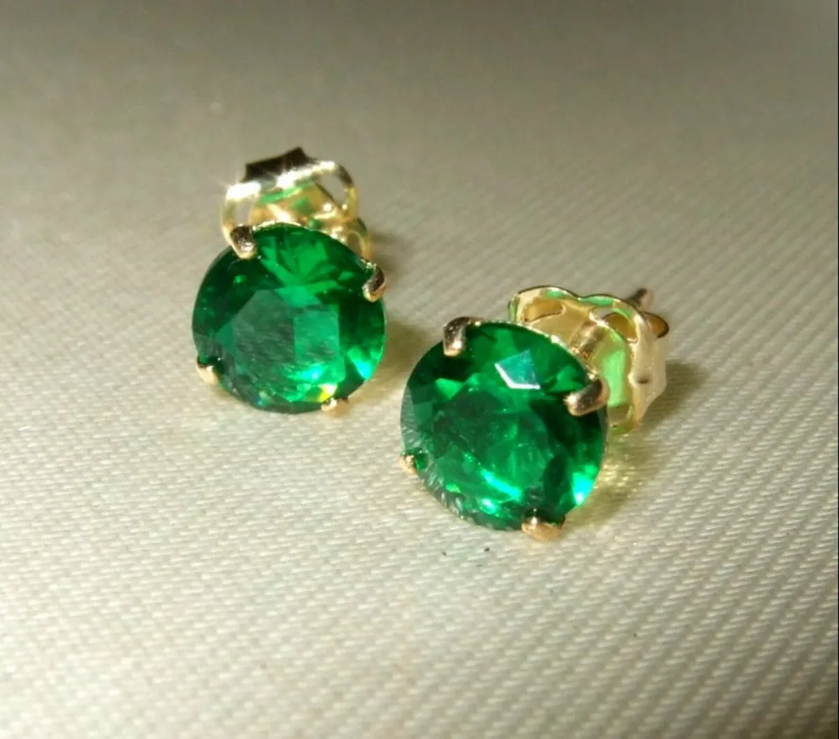 Vintage Hallmarked 9ct Gold Emerald Stud Earrings - Image 4