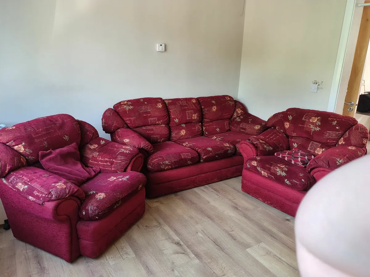 Three piece suite - Image 1