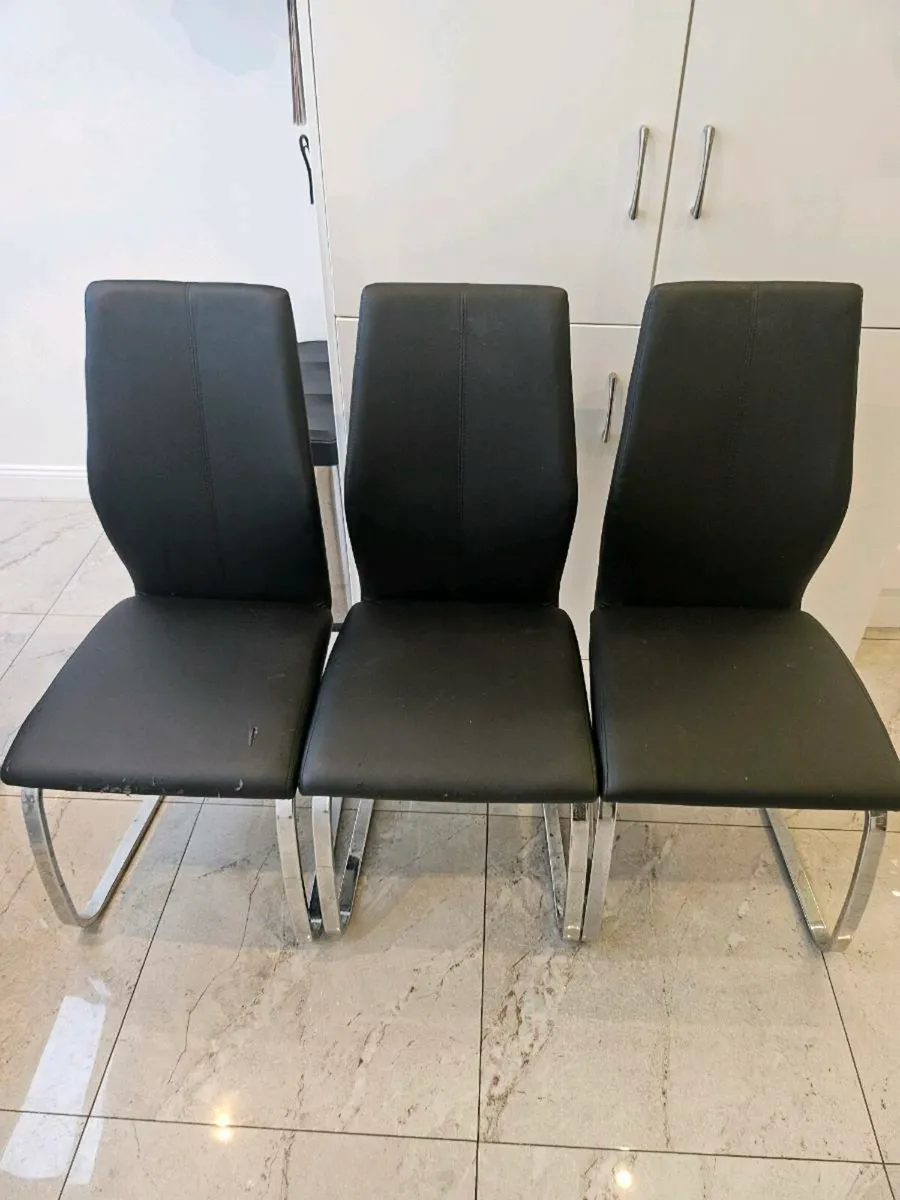 Table and Chairs - Image 3