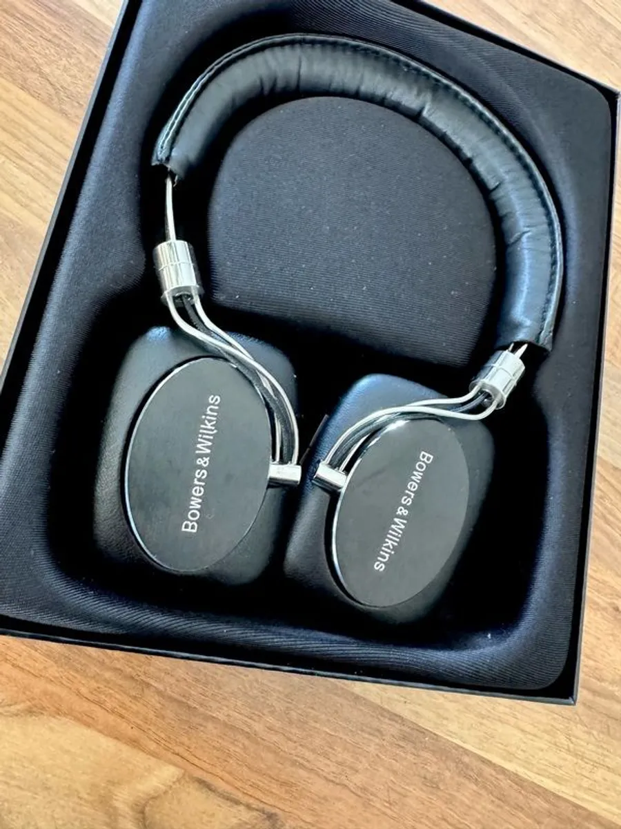 Bowers & Wilkins P5 Bluetooth Headphones - Image 2