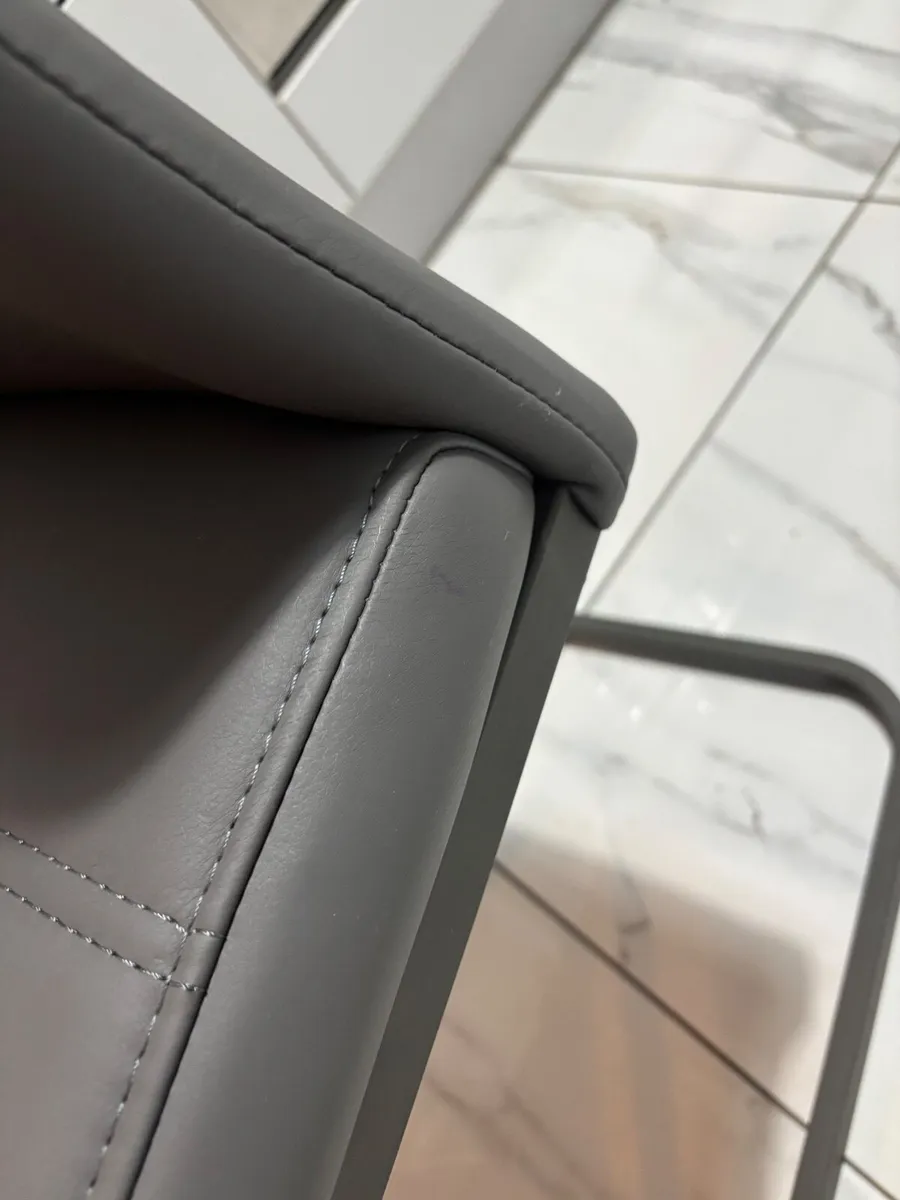 Table and chairs - Image 2