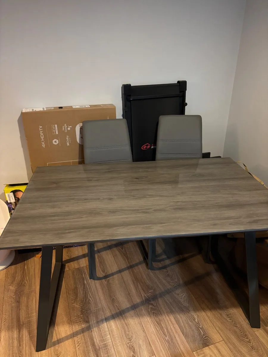 Table and chairs - Image 3