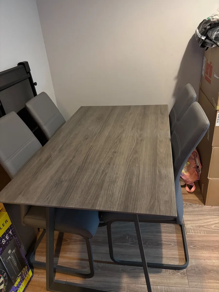 Table and chairs - Image 4