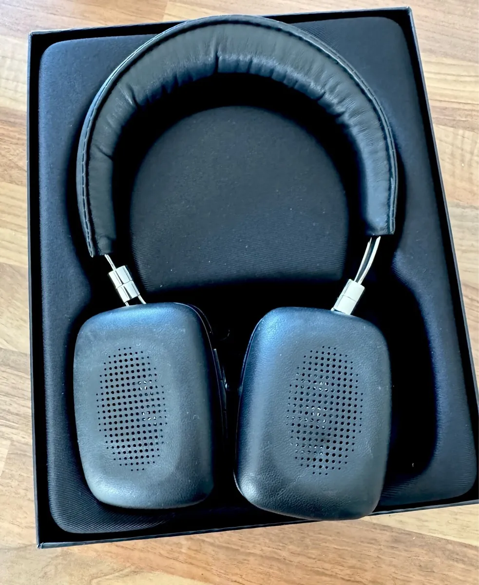 Bowers & Wilkins P5 Bluetooth Headphones - Image 3