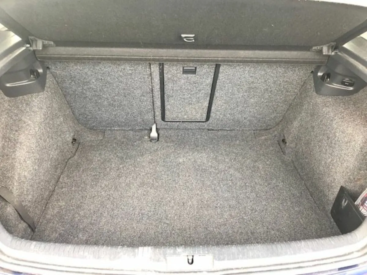 Volkswagen Golf 2011 - Image 2