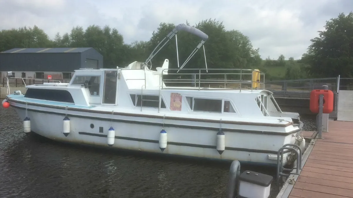 37 foot Aquafibre sedan Boat with fly bridge - Image 2