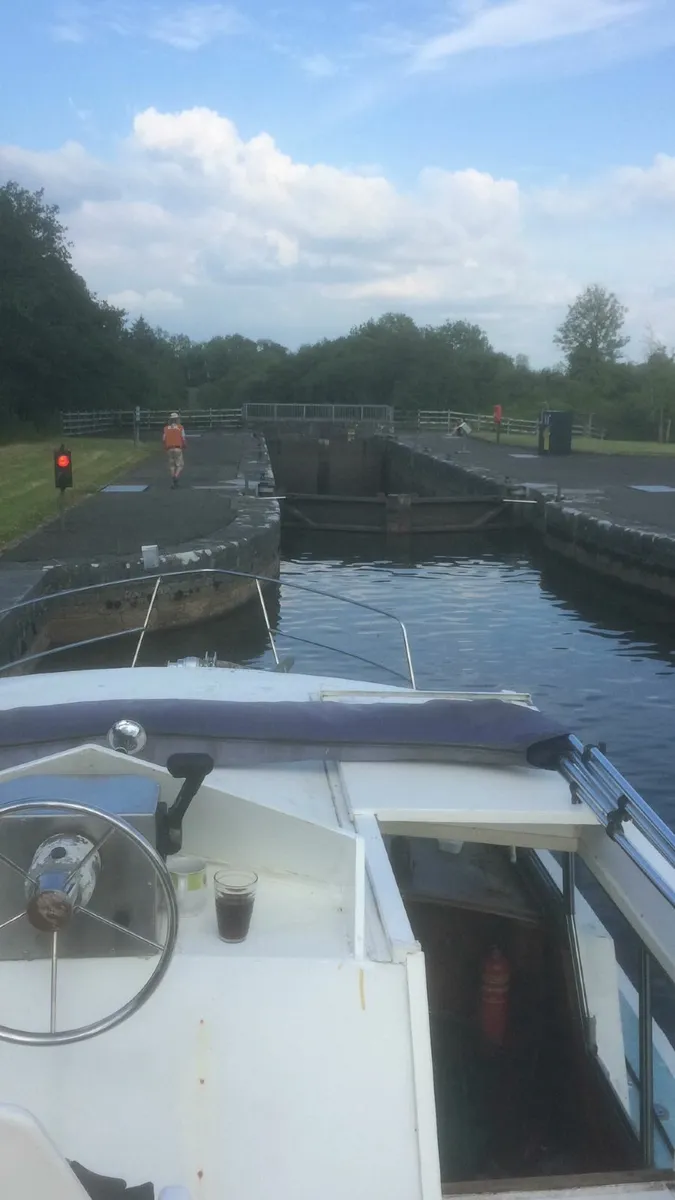 37 foot Aquafibre sedan Boat with fly bridge - Image 3