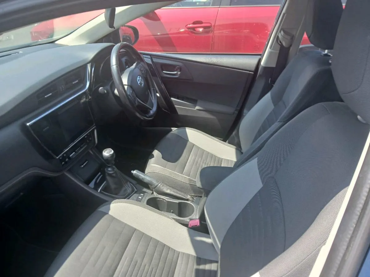 TOYOTA AURIS (152) 1.4 DIESEL ESTATE - Image 4