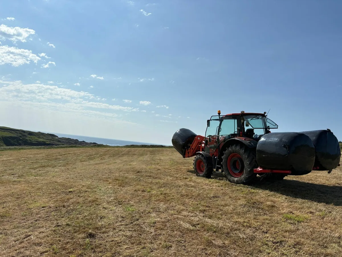 Square and Round bales of hay and plus silage bale - Image 3
